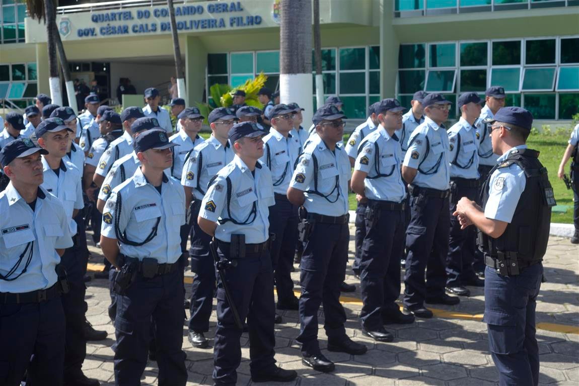 Camilo Santana cumpre promessa e convoca 373 novos PMs que já reforçam policiamento nas ruas Camilo Santana cumpre promessa e convoca 373 novos PMs que já reforçam policiamento nas ruas